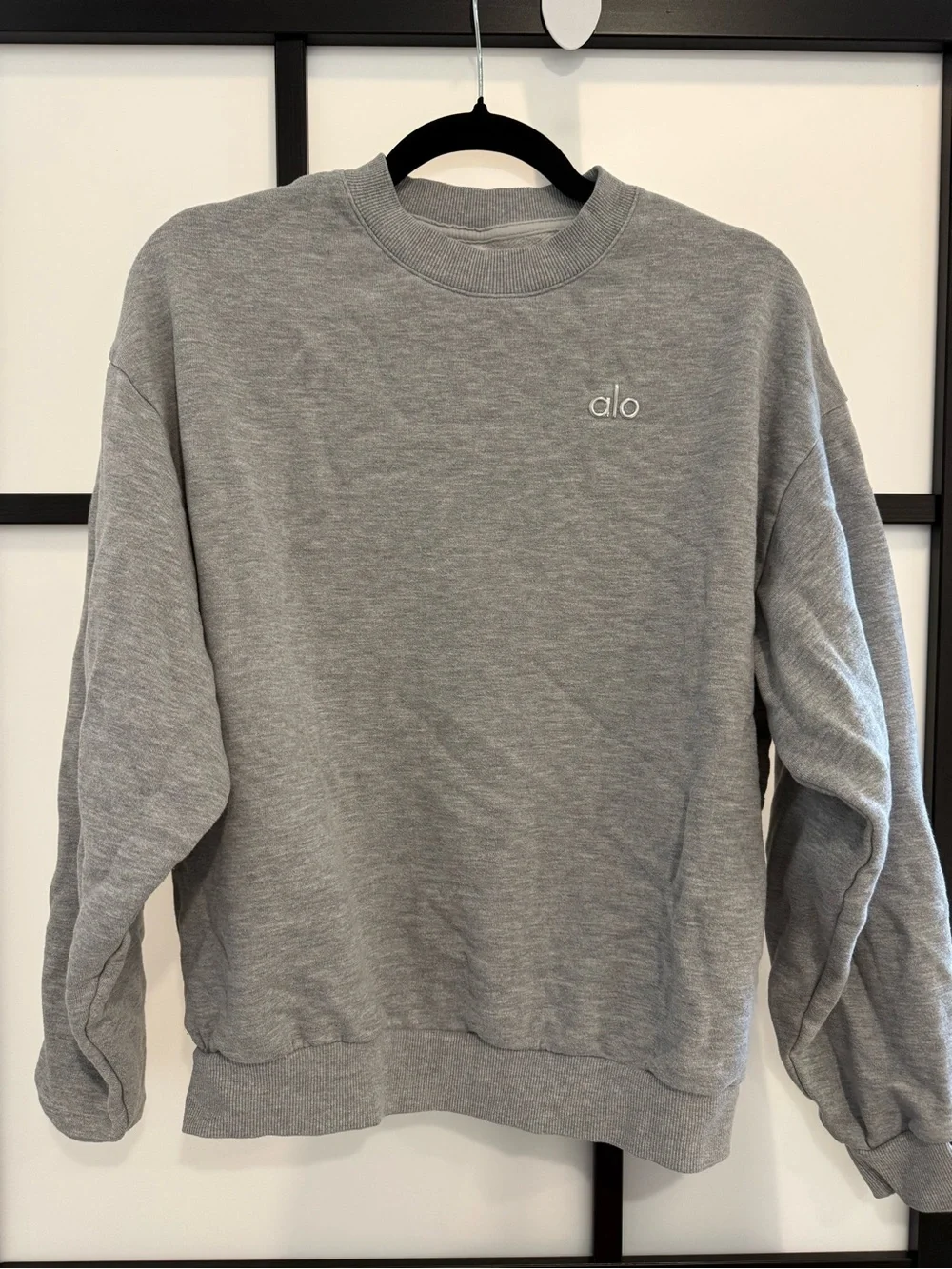 ALO Yoga Women's Light Gray Crewneck Sweatshirt